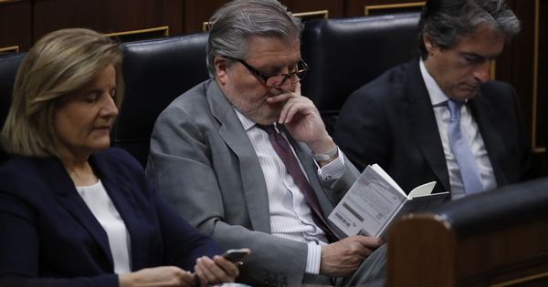 Foto: El ministro Méndez de Vigo, leyendo durante la moción de censura (EFE)