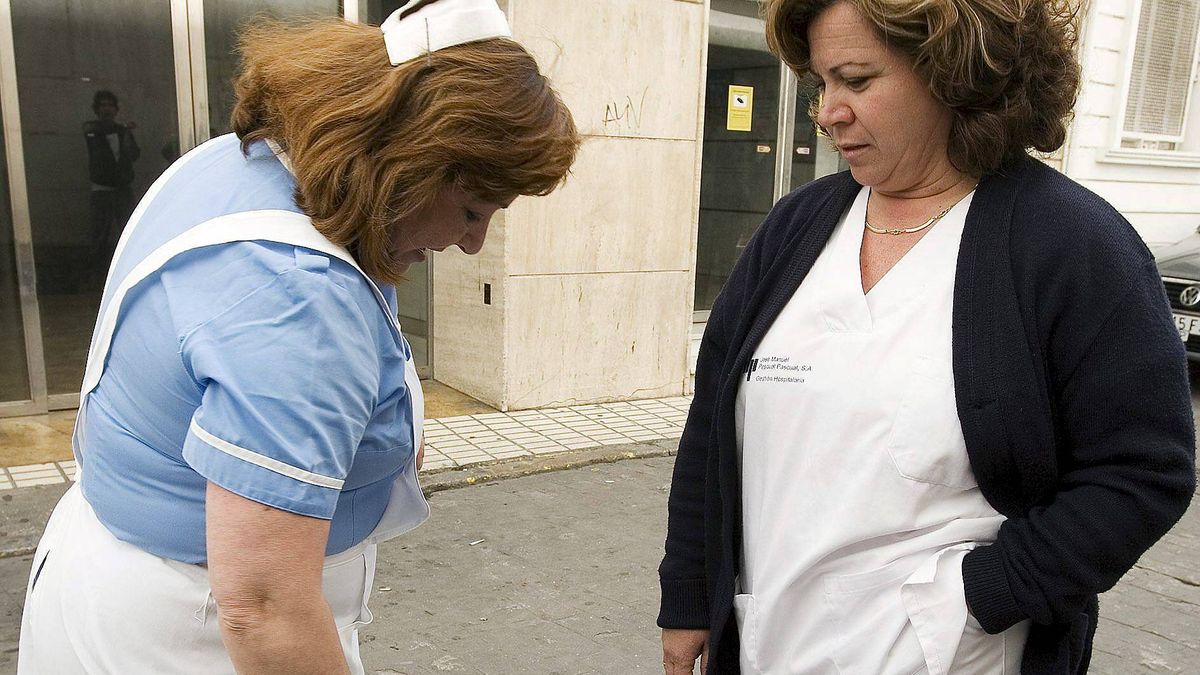 Enfermeras con falda, delantal, cofia y medias