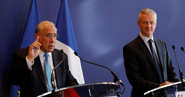 Foto: El ministro de Finanzas francés, Bruno Le Maire (derecha), y el secretario general de la OCDE, Ángel Gurría (izquierda), en una rueda de prensa en 2017. (Reuters)