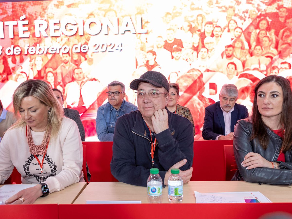 Foto: Guillermo Fernández Vara, en el comité regional del PSOE de Extremadura celebrado en Mérida. A la derecha, Lara Garlito, una de las aspirantes a sucederlo. (EFE/Jero Morales)