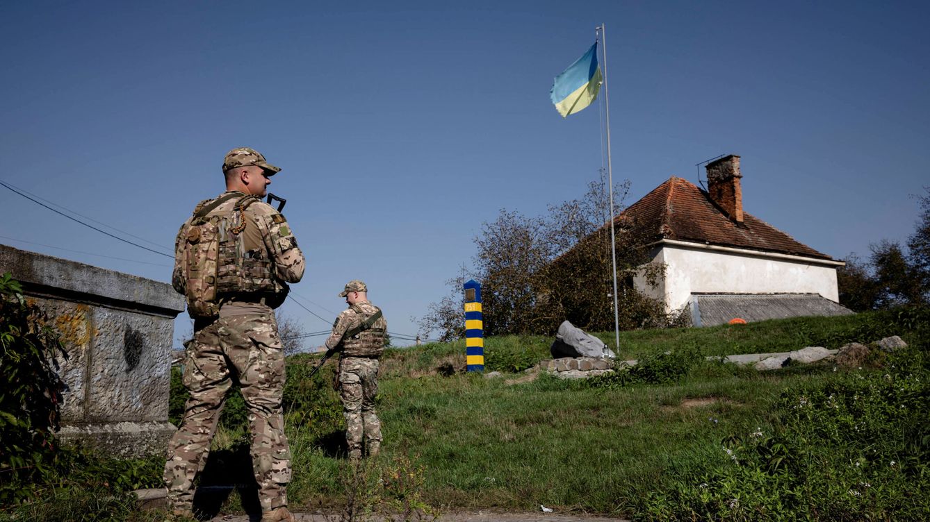 Foto: Soldados ucranianos en la frontera con Rumanía. (Reuters/Thomas Peter)