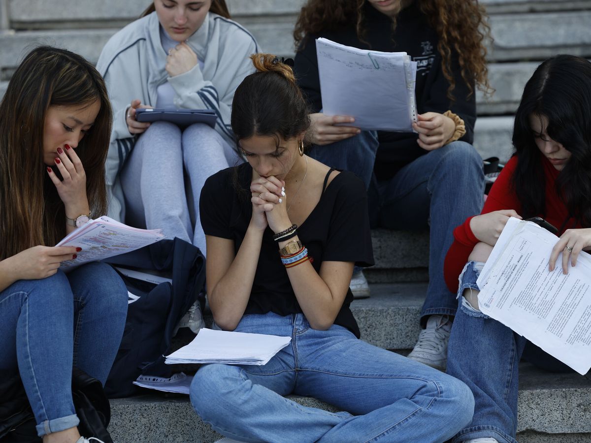 Foto: Un grupo de jóvenes estudia antes de un examen. (EFE/Chema Moya)