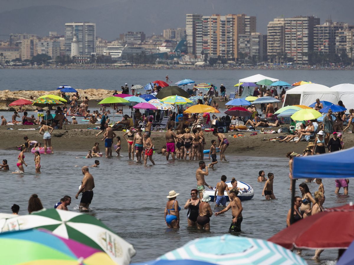 Foto: Las playas de Málaga se llenan ante el calor. (EFE/Jorge Zapata)