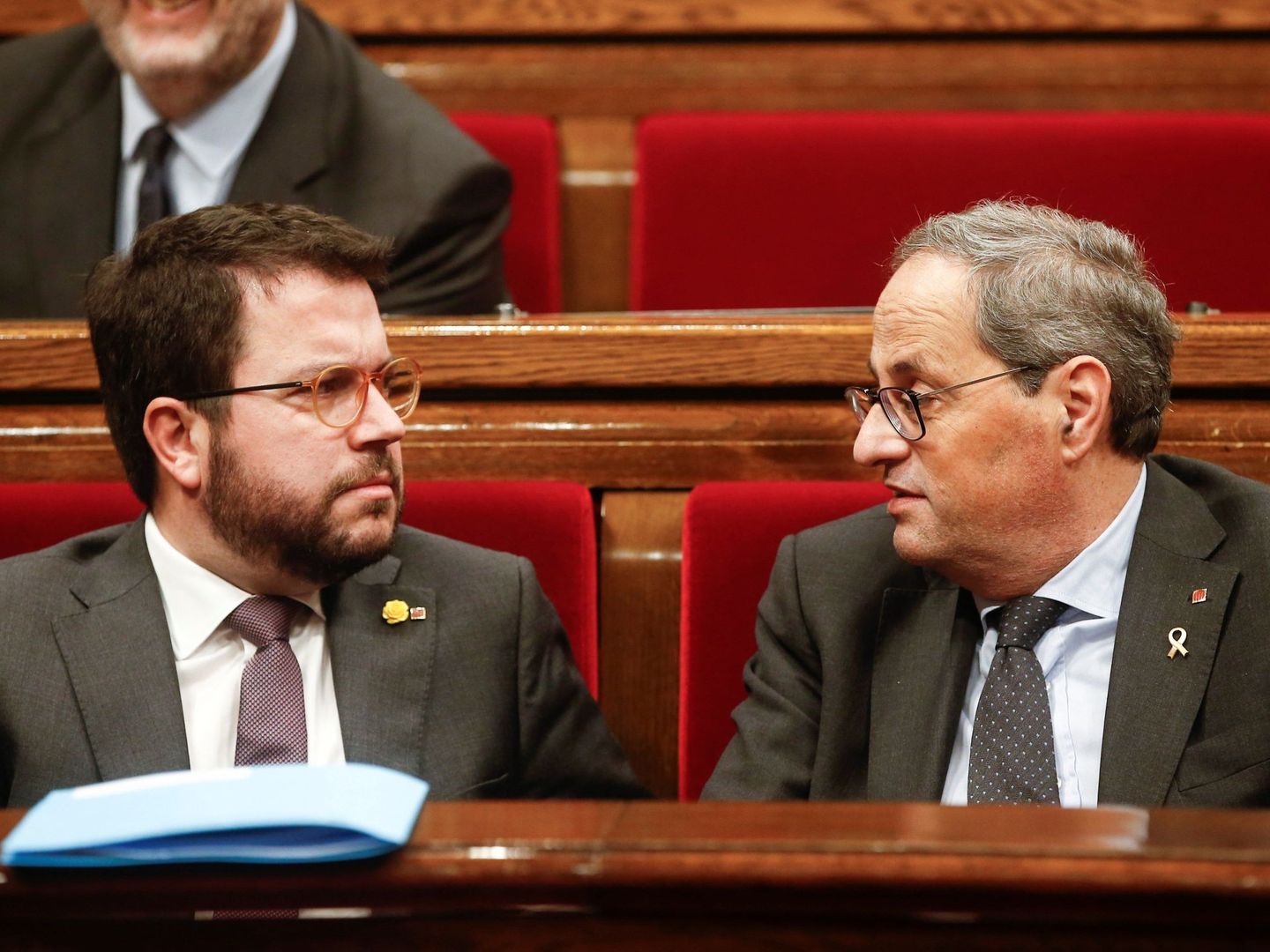 Pere Aragonès, vicepresidente económico, charla con Quim Torra en el Parlament. (EFE)