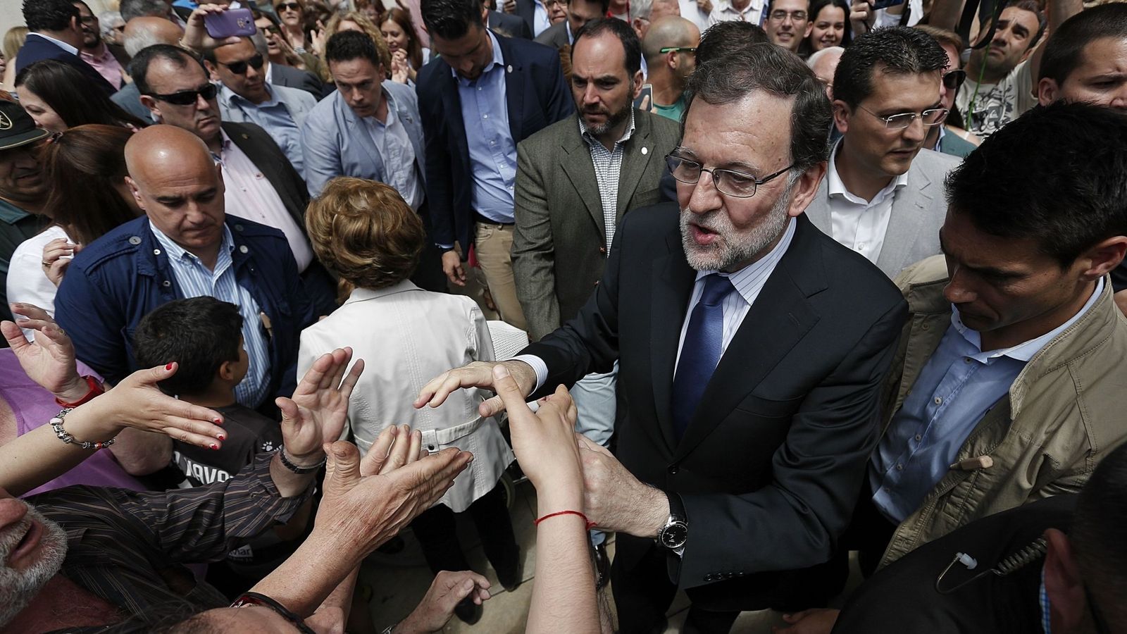Foto: Mariano Rajoy saluda a los vecinos de la localidad valenciana de Alfafar donde se ha reunido con representantes de la educación concertada en la Comunitat Valenciana. (EFE)