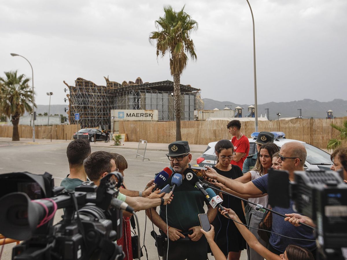 Foto: La Guardia Civil informa de lo sucedido en el Medusa. (EFE/Natxo Frances)