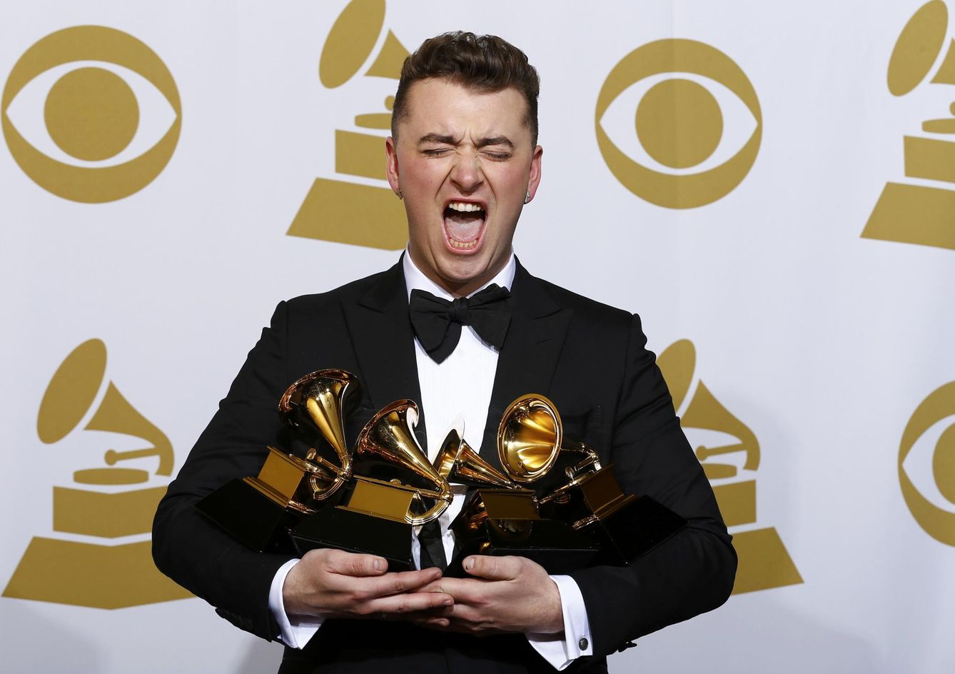 Sam Smith posa con sus Grammy (Reuters)