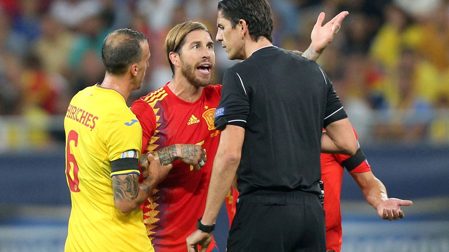 Sergio Ramos protesta a Aytekin, el árbitro del Rumanía-España. (EFE)