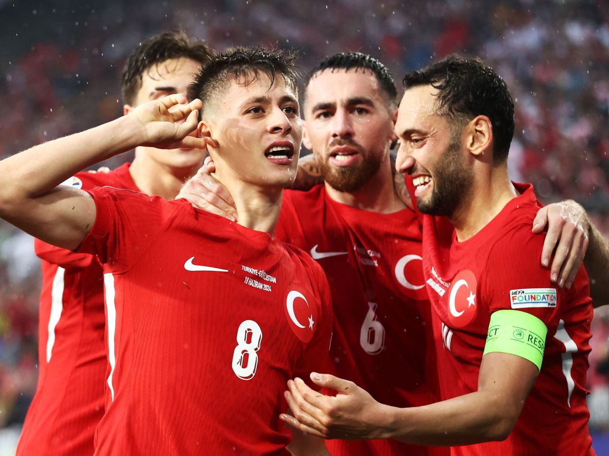 Foto: Arda Güler en la celebración de un gol con Turquía. (EFE EPA Leszek Szymanski)