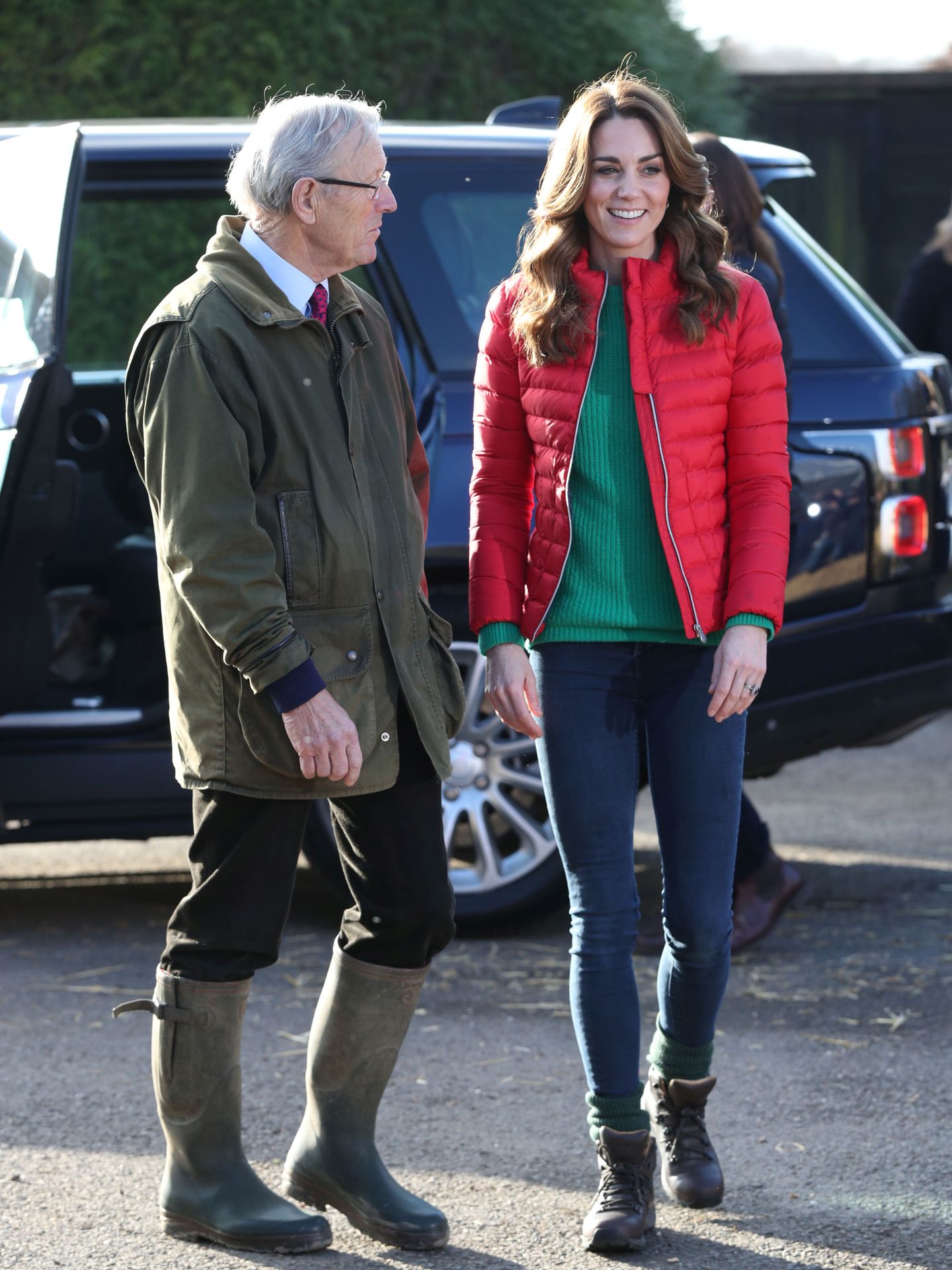 Kate Middleton visita una granja. (Reuters)