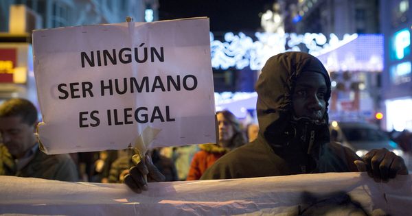 Foto: Un inmigrante en la marcha por la Dignidad contra la explotación obrera en Madrid. (EFE)