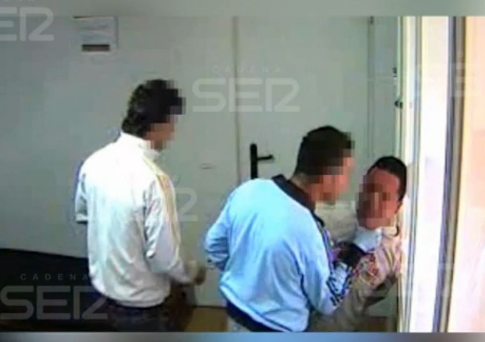 Foto: Imagen del vídeo tomado en el CIE de Aluche. (www.cadenaser.com)