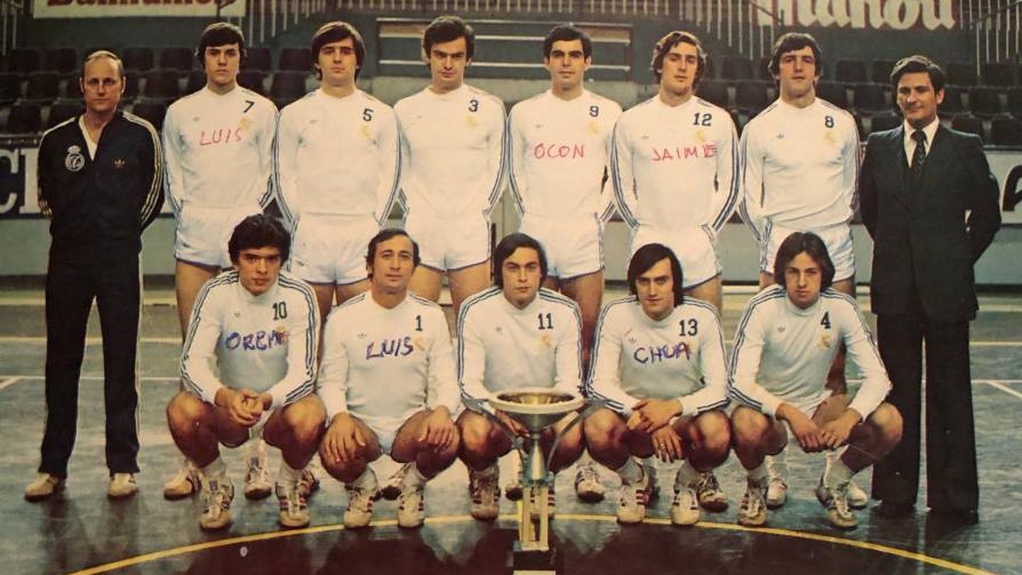 La plantilla del Real Madrid campeón de Liga y Copa de voleibol en 1977. (Foto cedida por Jaime García)