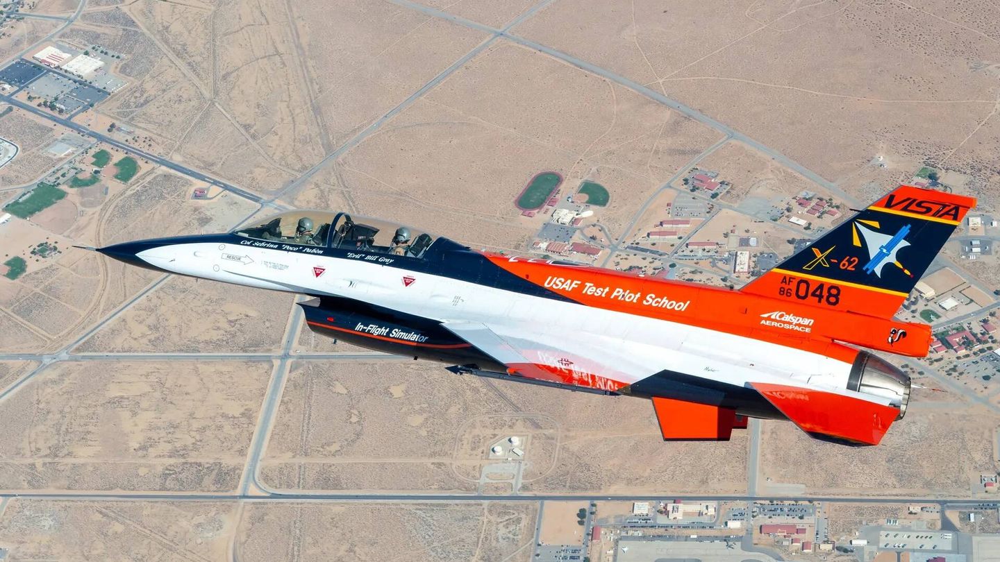 Un F-16 como los usados en el experimento de IA autónoma de los EEUU.