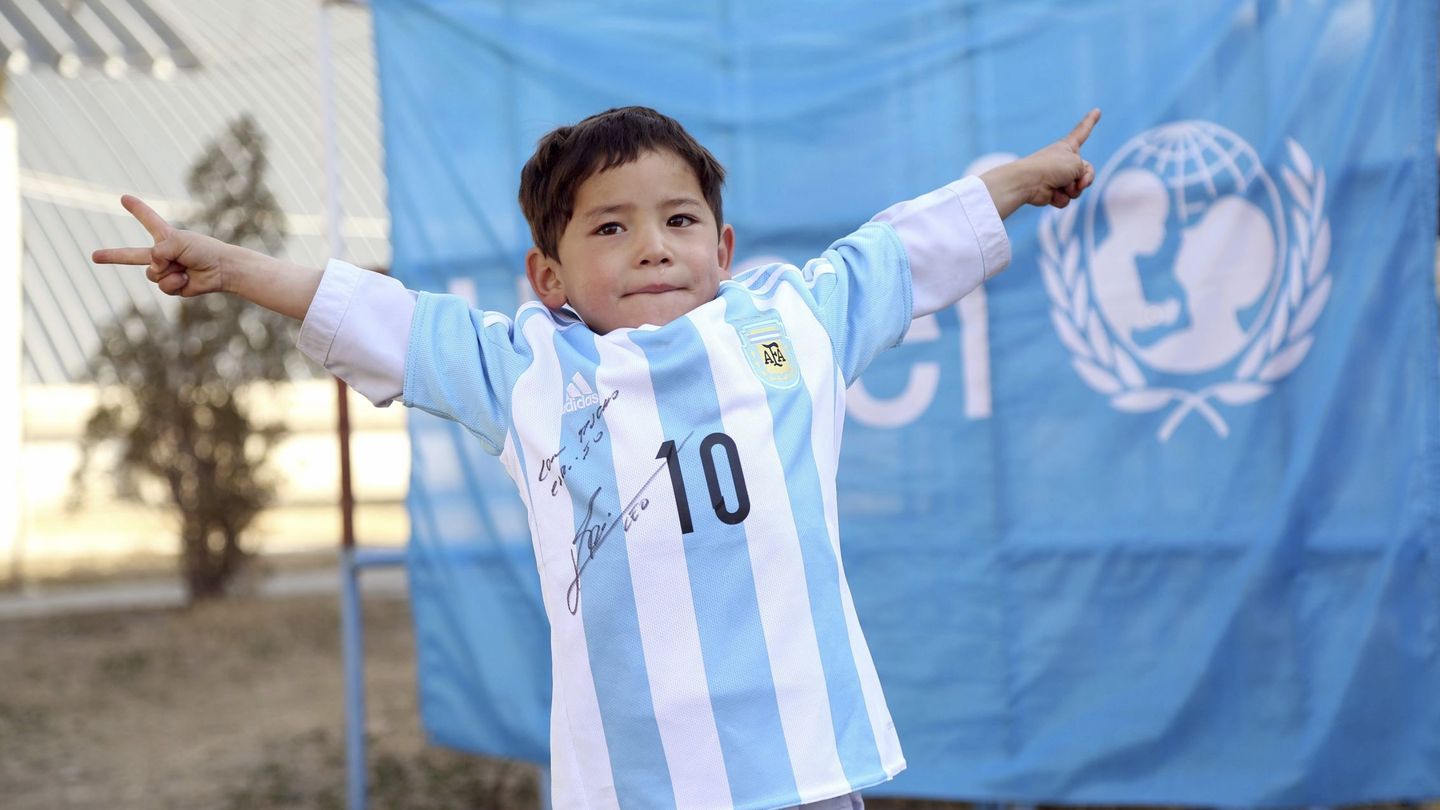 Murtanza Ahmadi, feliz a más no poder con su camiseta de Messi firmada. (EFE)