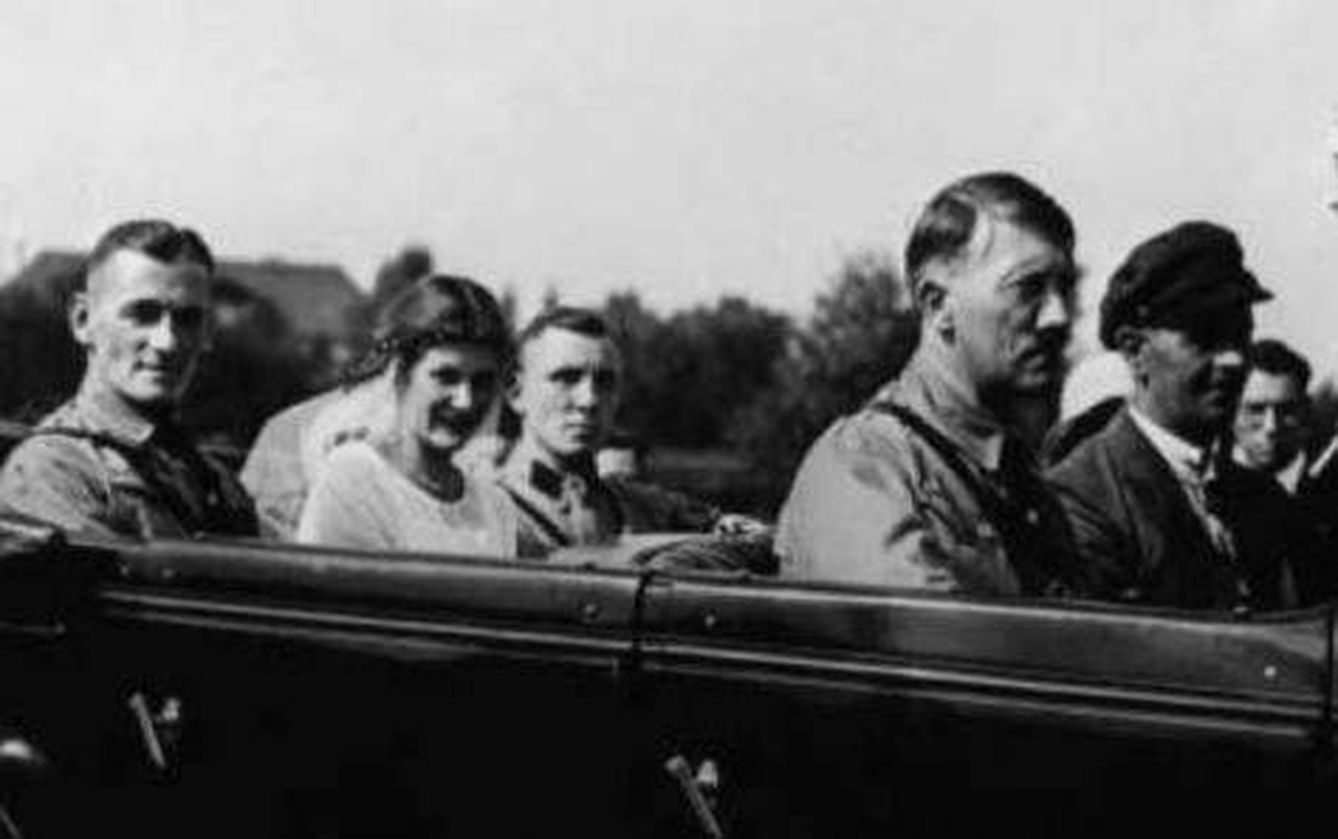 Gerda y Martin Bormann el día de su boda junto a Adolf Hitler.