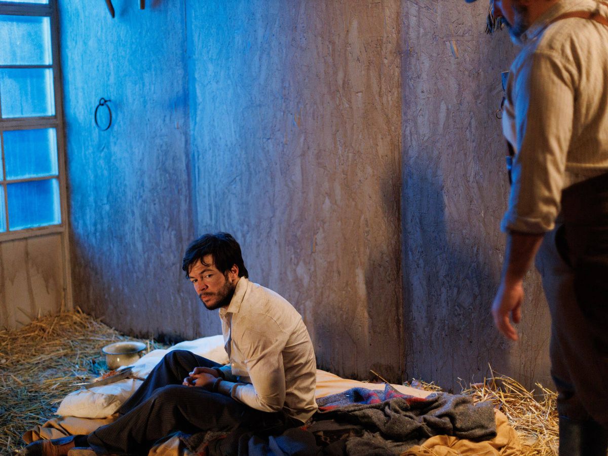 Foto: Una imagen de Jacobo en el cobertizo durante el capítulo 125 de 'La Moderna' (RTVE)
