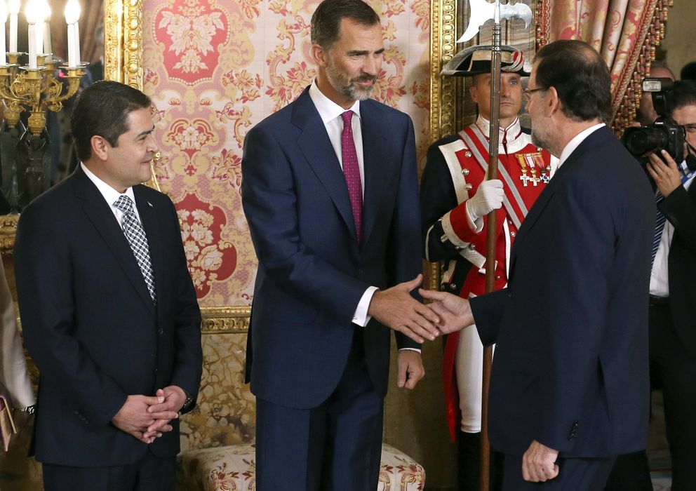 Foto: Saludo entre Rajoy y el Rey en el almuerzo oficial con el presidente de Honduras. (EFE)