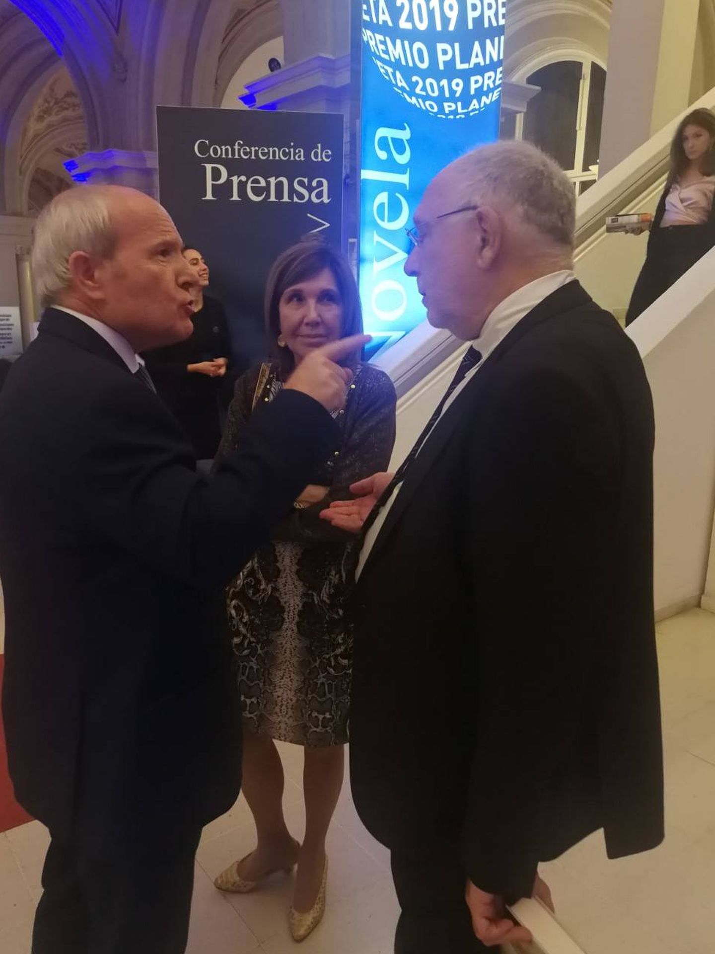 José Montilla habla con Ernesto Ekaizer tras la cena de los Premios Planeta. 