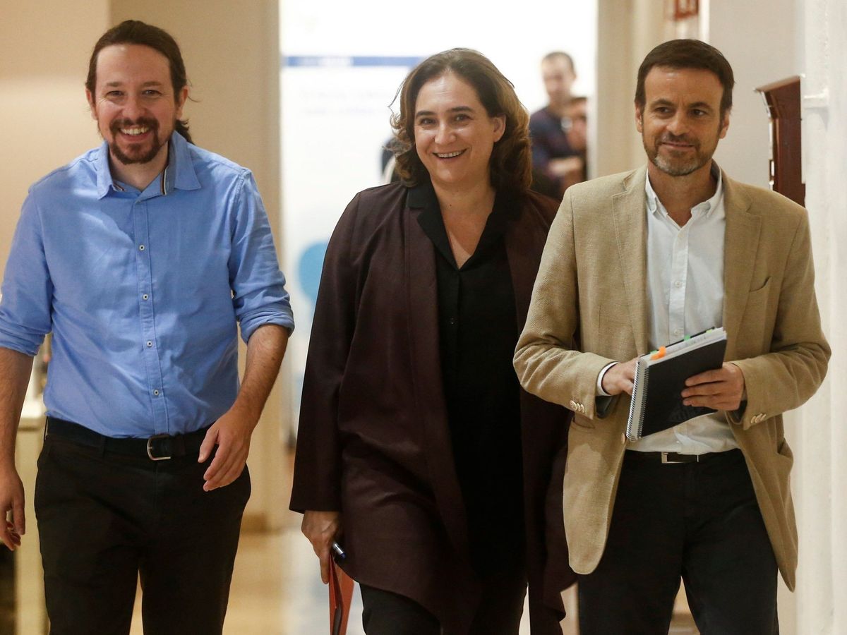 Foto: El secretario general de Podemos, Pablo Iglesias (i) , la alcaldesa de Barcelona, Ada Colau (c), y el líder de los 'comuns' en el Congreso, Jaume Asens (d). (EFE)