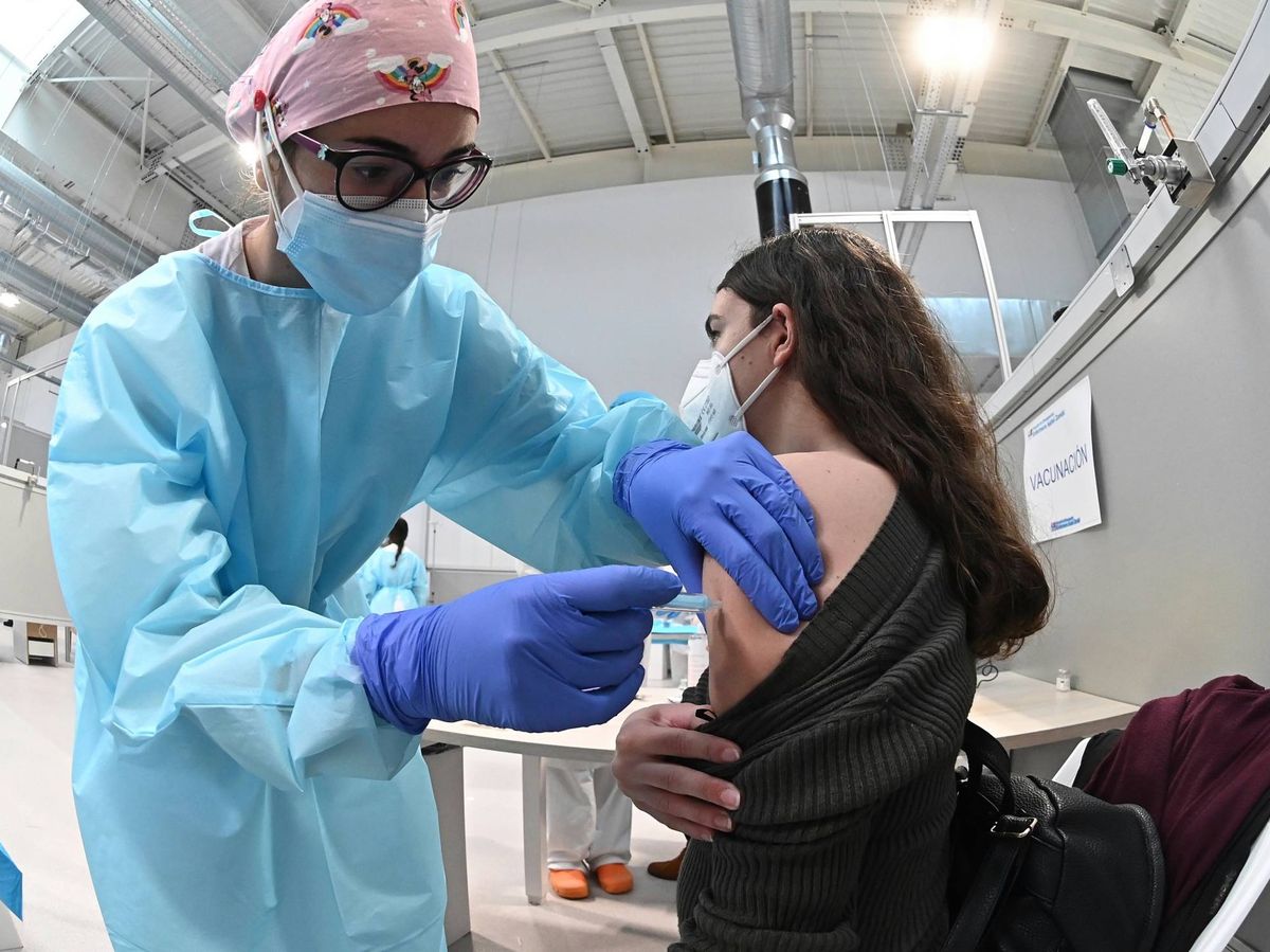 Foto: Vacunación de una enfermera en el hospital Isabel Zendal. (EFE)