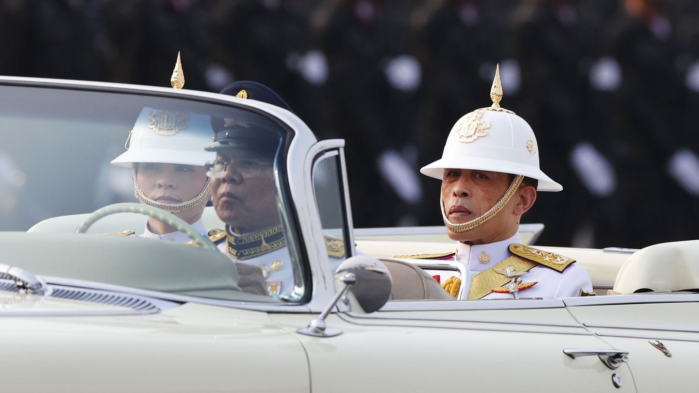 El rey Rama X y la reina Suthida, en un desfile militar. (EFE/EPA/Rungroj Yongrit)