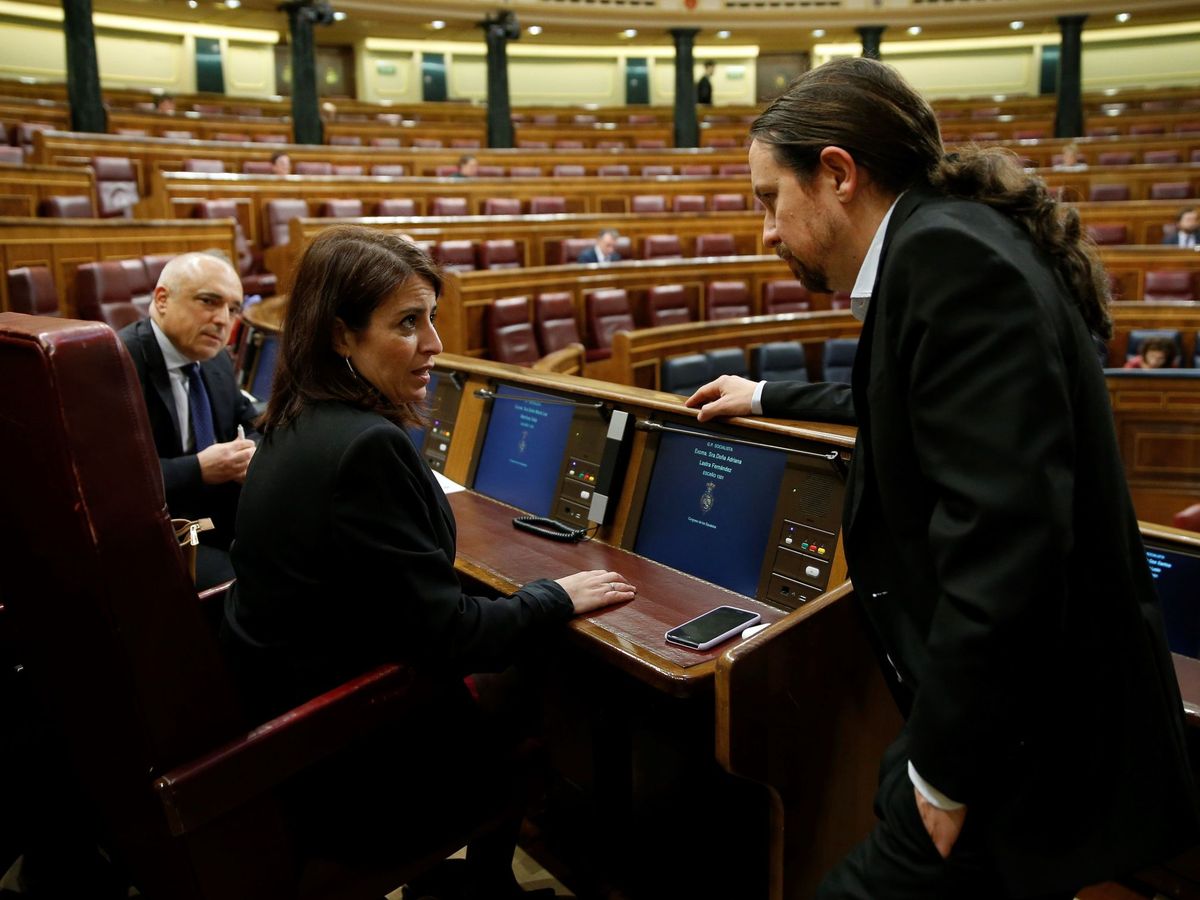 Foto: El vicepresidente segundo, Pablo Iglesias, habla con la portavoz socialista, Adriana Lastra, y su dos, Rafael Simancas, este miércoles en el pleno del Congreso. (EFE)