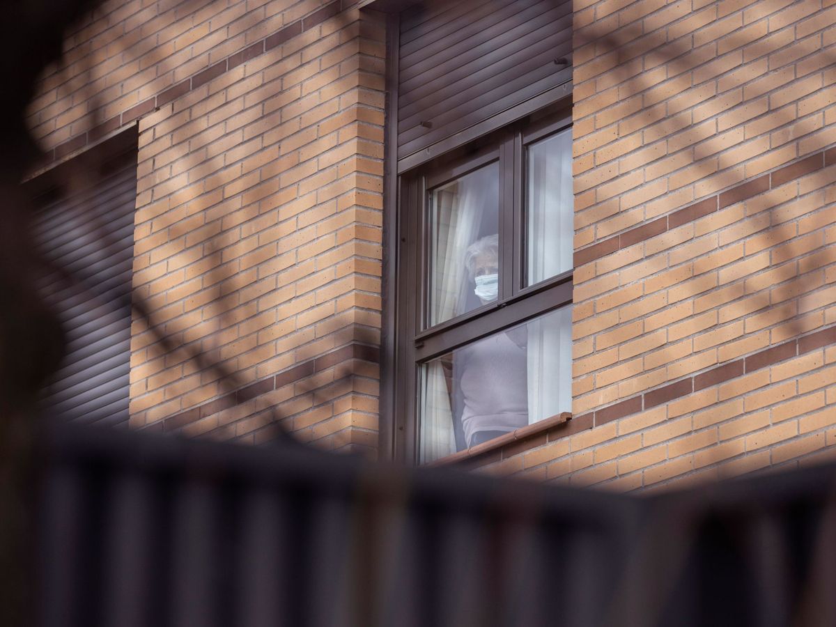 Foto: Una mujer en una residencia de Madrid. (EFE)