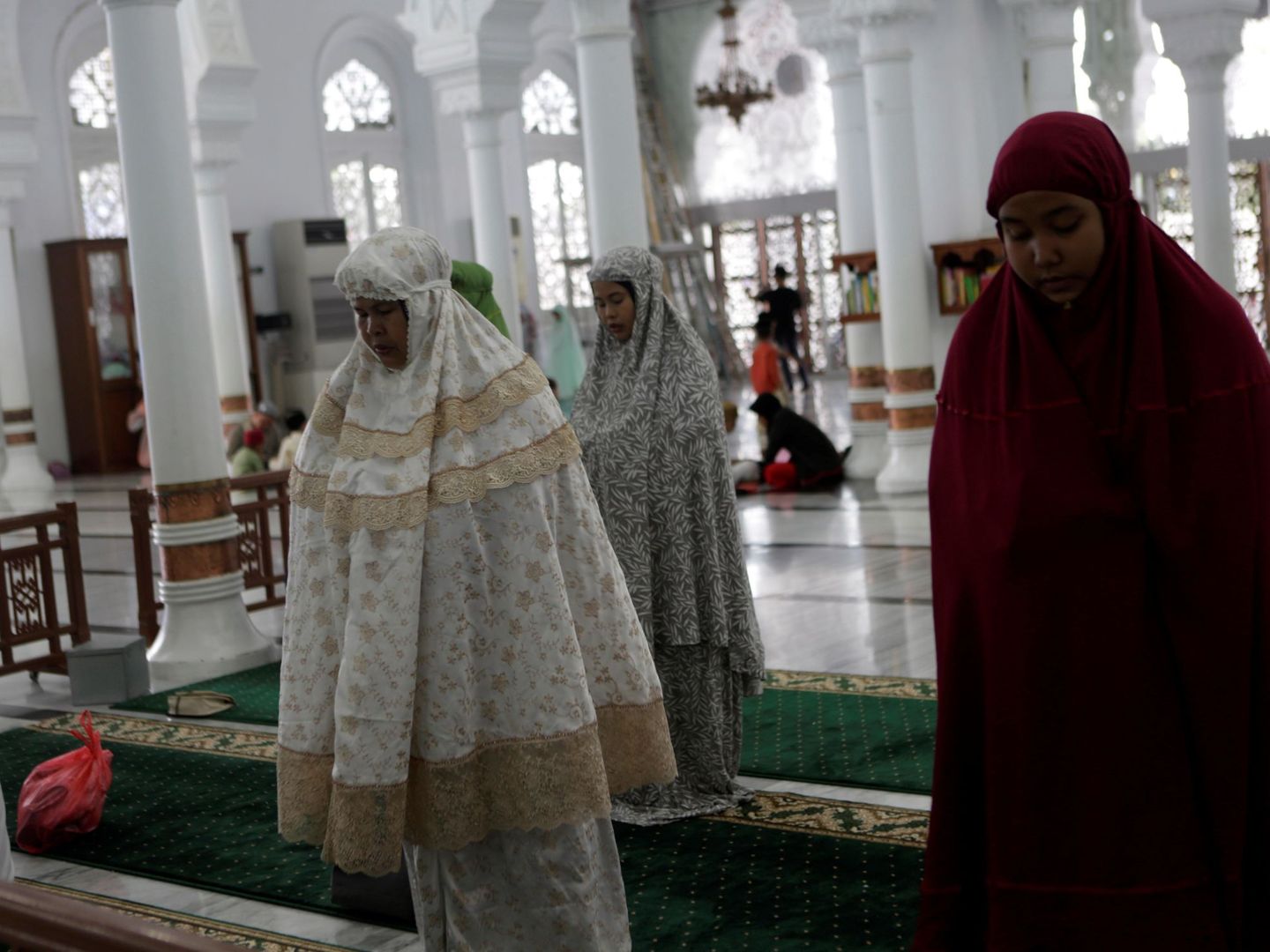 Mujeres en la Gran Mezquita de Baiturrahman en Banda Aceh, Indonesia. (EFE)