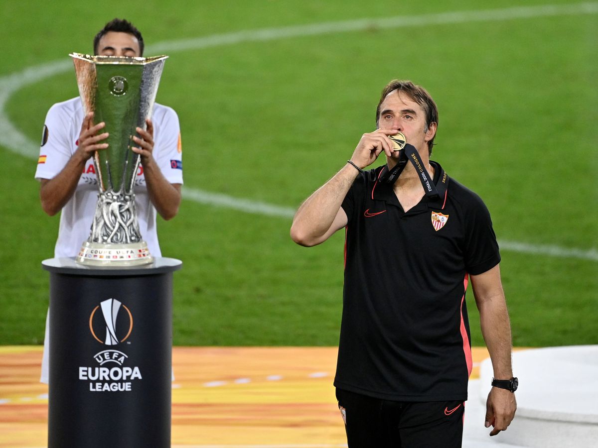 Foto: Julen Lopetegui besa la medalla de campeón de la Europa League. (Reuters)
