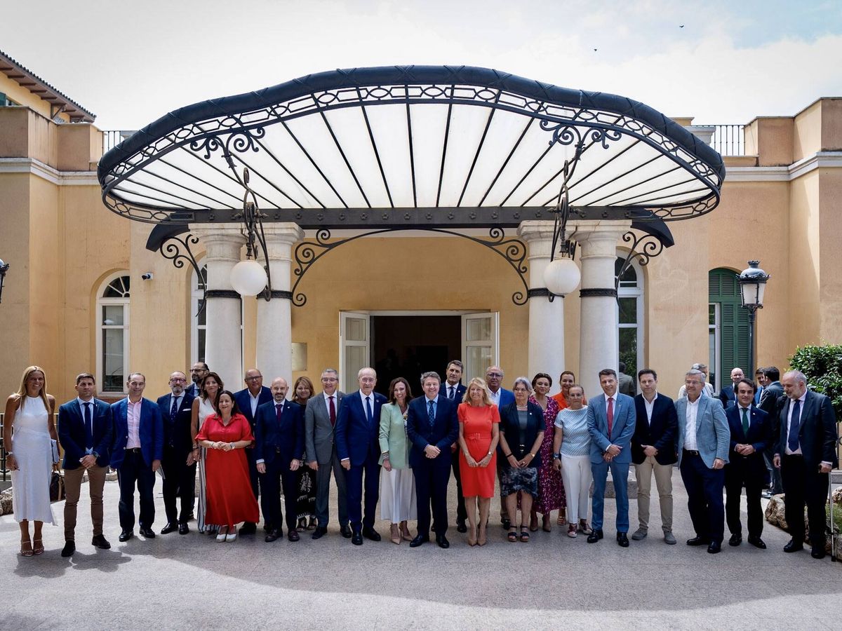 Foto: Foto de familia de los asistentes a un encuentro calificado como histórico. (Ayuntamiento de Málaga)