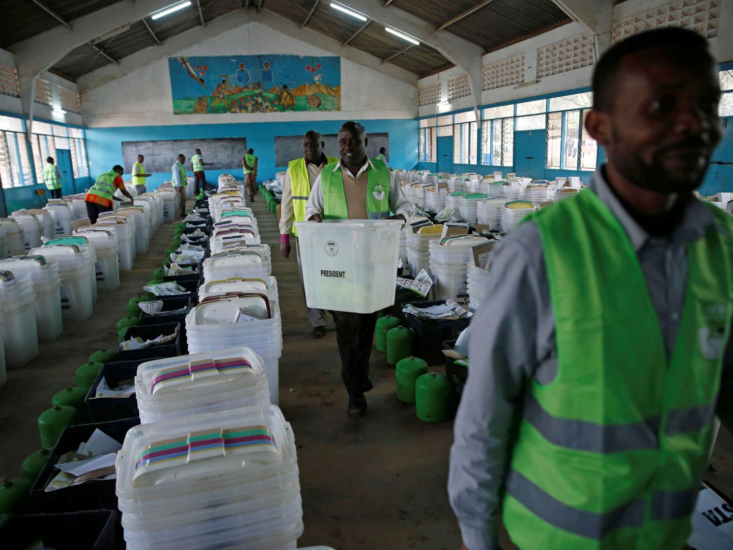 Oficiales electorales depositan urnas en un punto de encuentro para su distribución por los colegios electorales de Nairobi, el 7 de agosto de 2017. (Reuters)