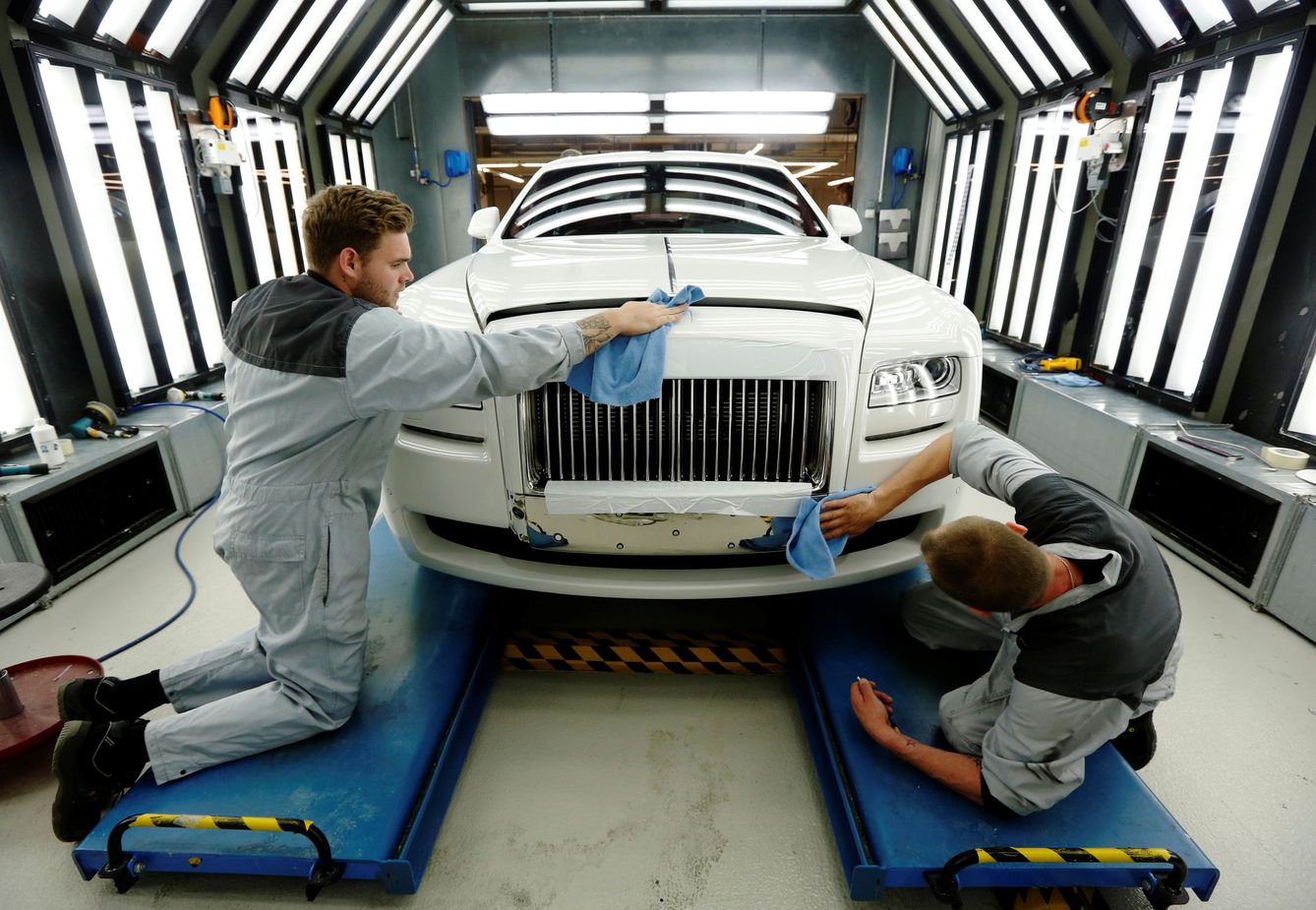 Dos empleados de Rolls Royce, trabajando en la cadena de montaje de la fábrica de Goodwood. (Reuters)