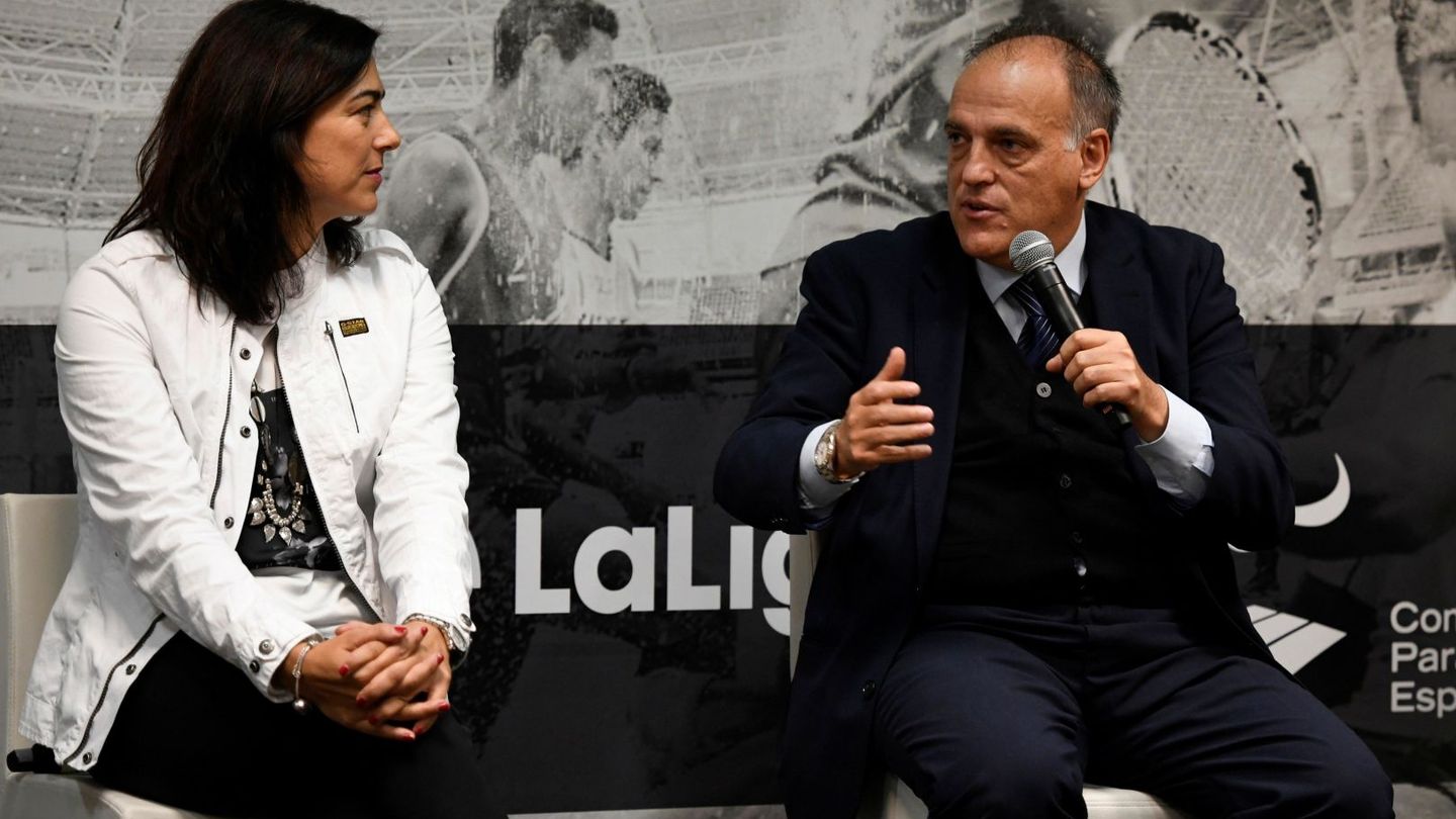 María José Rienda, junto a Javier Tebas, durante la presentación de la Oficina de Estrategia Internacional del Deporte. (EFE)