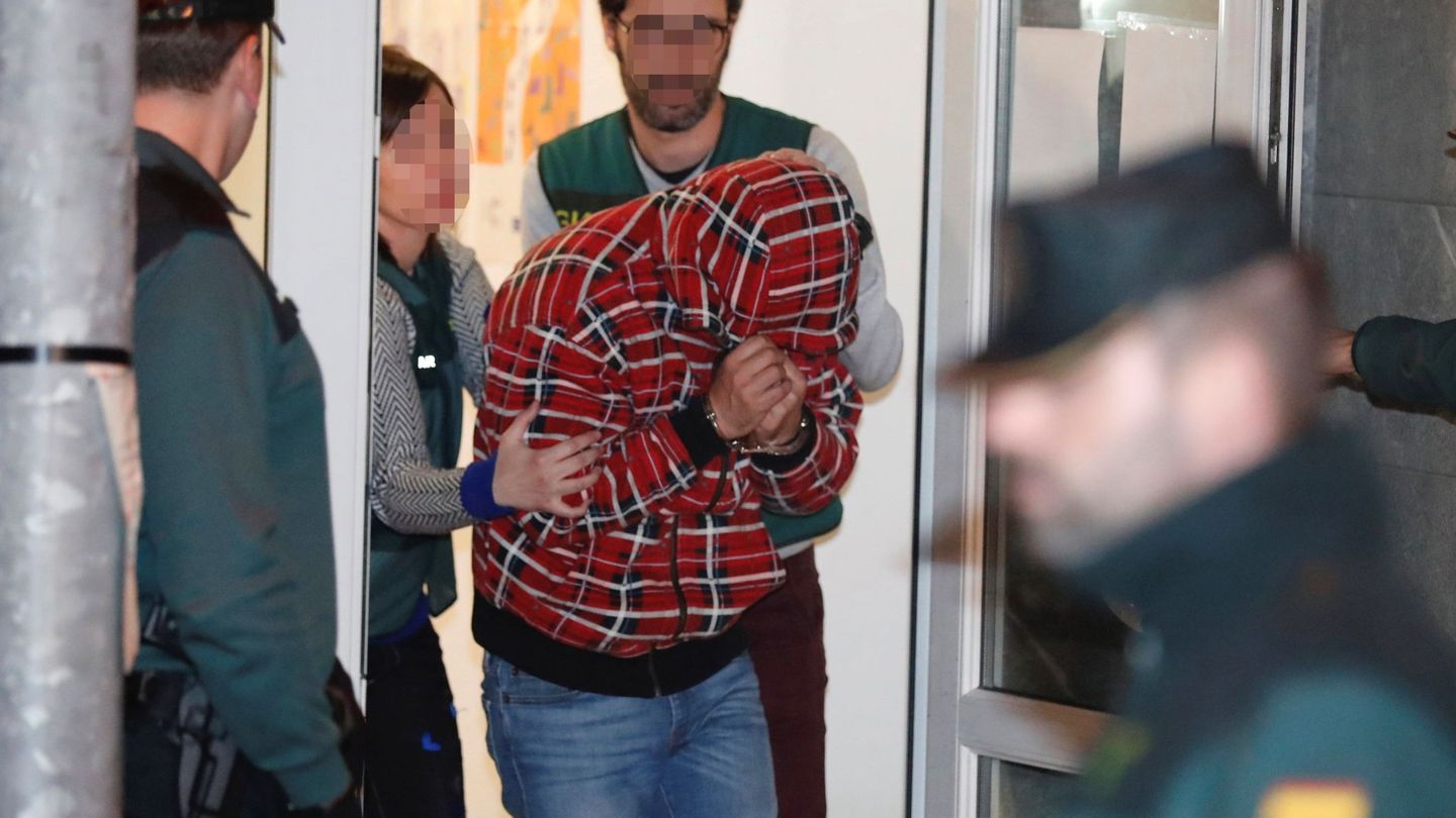 Uno de los detenidos como autores materiales del asesinato de Javier Ardines. (EFE)