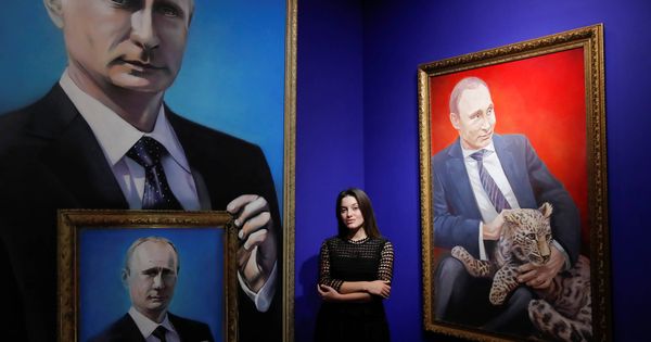Foto: Yulia Dyuzheva, estudiante de 22 años y votante de Vladimir Putin, posa en la exposición "SuperPutin", en Moscú. (Reuters)