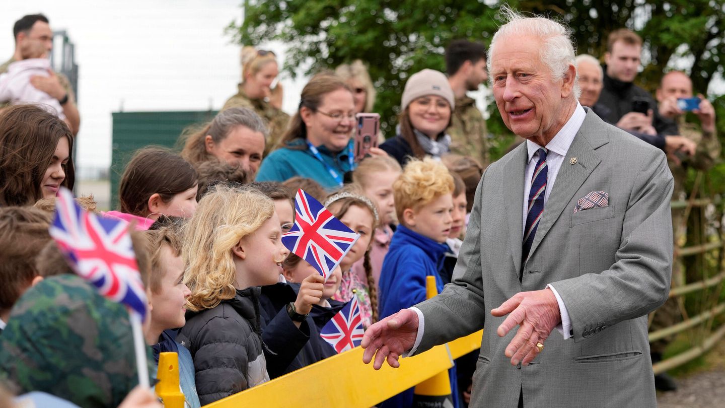 El rey Carlos, con el público de Hampshire. (Reuters/Pool/Kin Cheung)