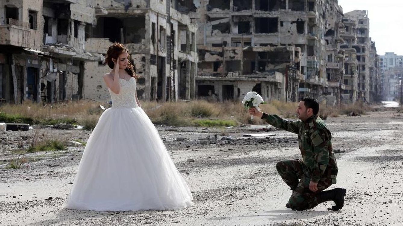 Las fotos de una boda entre las ruinas de Homs (Siria) dan la vuelta al mundo