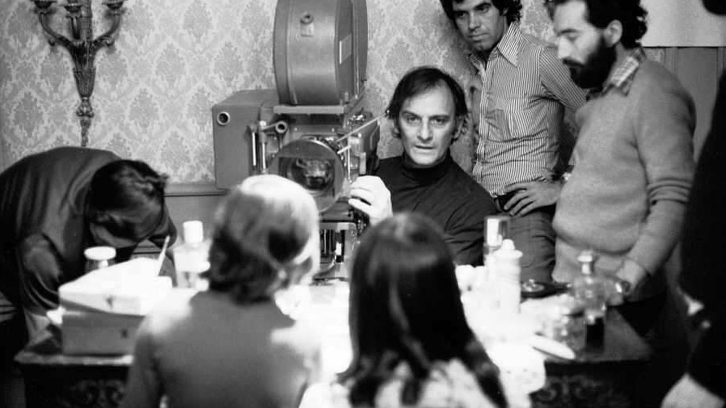 Carlos Saura, en el centro, durante el rodaje de 'Cría cuervos' en 1975. (RTVE)