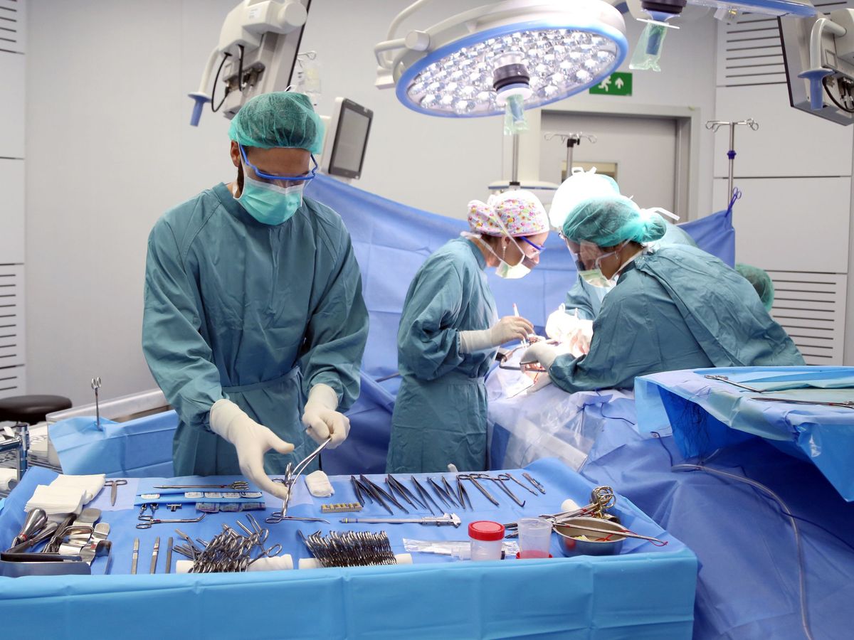 Foto: Imagen de archivo de una intervención quirúrgica en el Hospital Vall d'Hebron de Barcelona. (EFE)