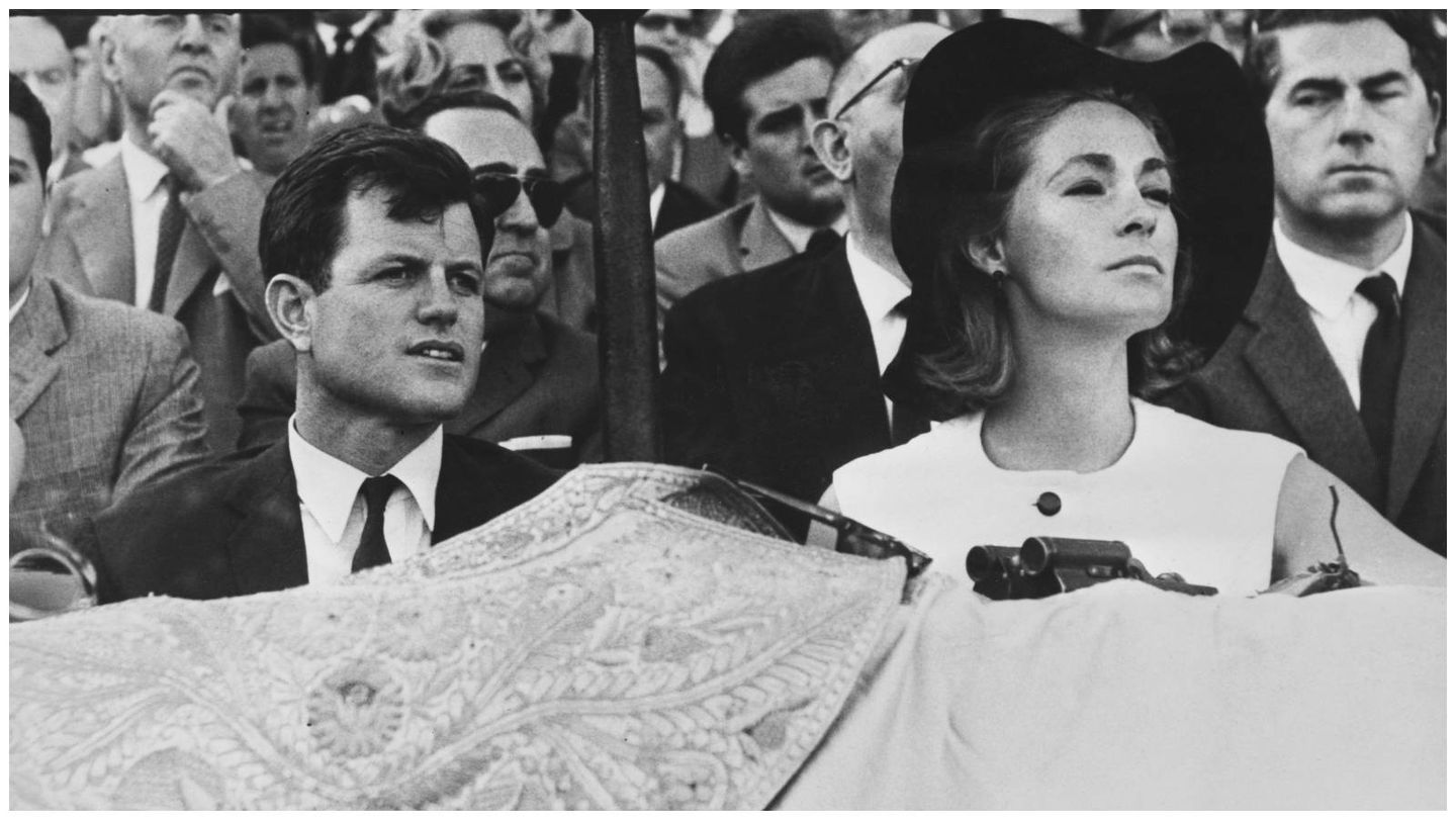Ted Kennedy y su mujer Virginia Joan Bennett, durante una visita a Sevilla en 1965. (Getty)