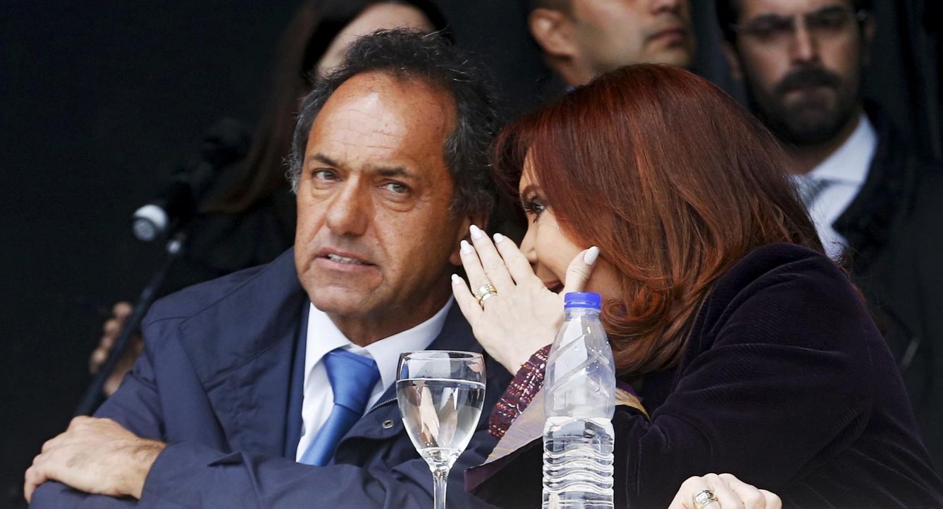 La presidenta Fernández Kirchner charla con Scioli durante la inauguración de un hospital en Buenos Aires. (Reuters)