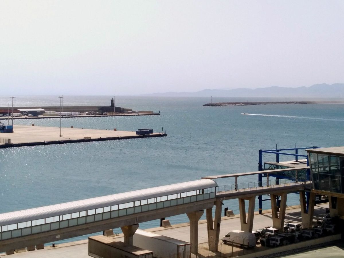 Foto: Vista de la entrada al puerto de Melilla. (EFE/Manuel Rus)