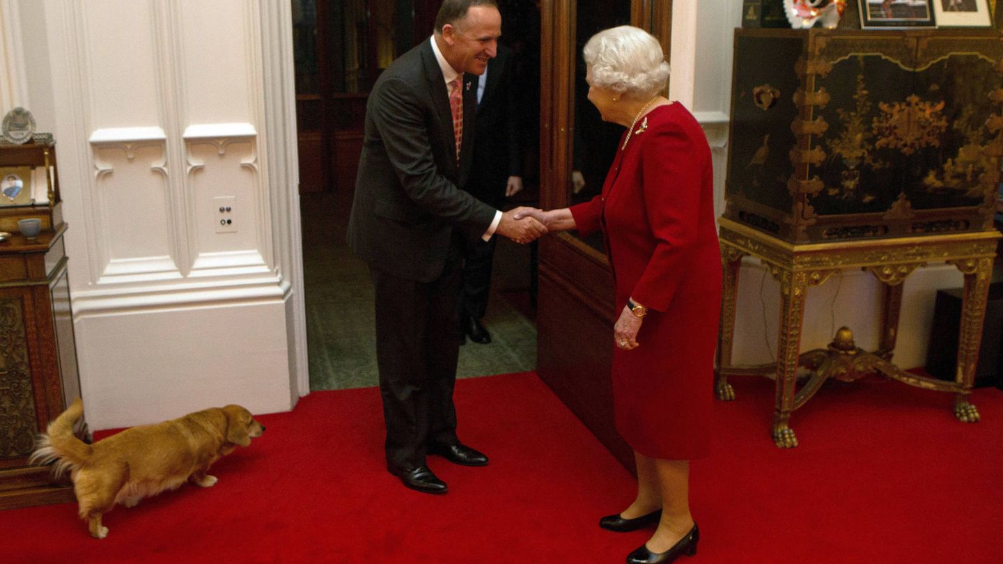 El perro de la reina se coló en 2015 en una audiencia con el primer ministro de Nueva Zelanda. (Getty)