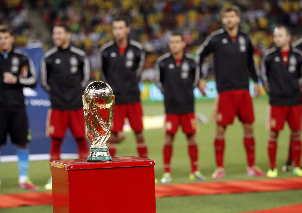 Foto: La Copa del Mundo en primer plano y el once español detrás (EFE)