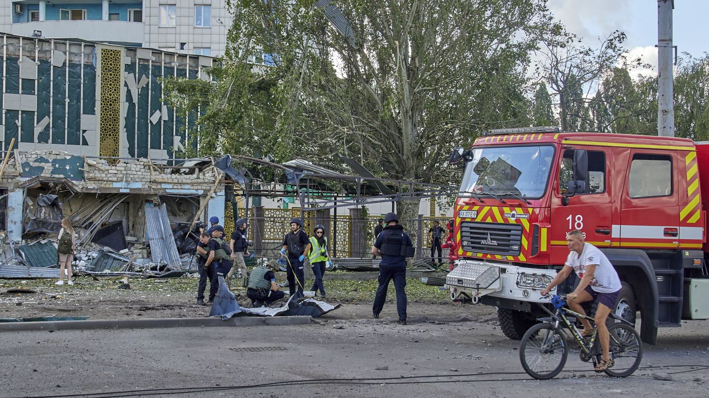 Los servicios de emergencias en el lugar donde impactó un misil ruso en Járkov, Ucrania. (EFE/ EPA/ Sergey Kozlov)