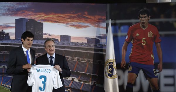 Foto: Jesús Vallejo, junto a Florentino Pérez, en su presentación como jugador del Real Madrid. (EFE)