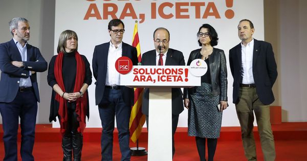 Foto: Miquel Iceta, junto a Jaume Collboni, Núria Marín, Salvador Illa, Eva Granados y Ramon Espadaler, en la noche electoral del pasado 21-D. (EFE)