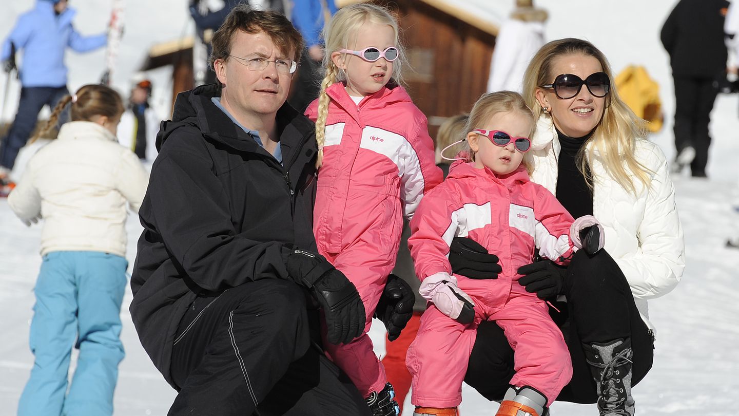 El príncipe Friso y su mujer, la princesa Mabel, junto a sus hijas Luana y Zaria en febrero de 2011. (Gtres)