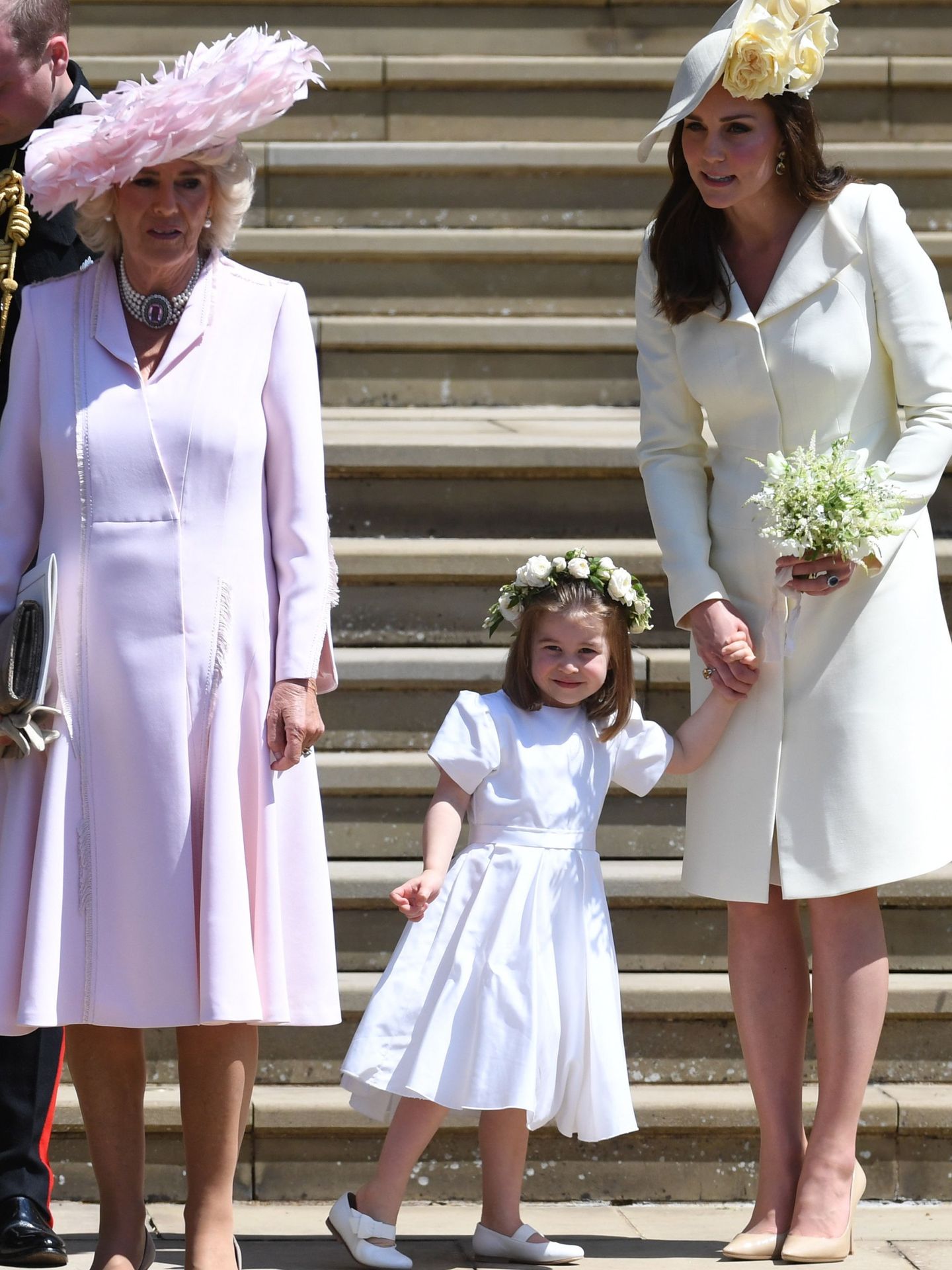 Kate Middleton, junto a su hija Charlotte, vestida para la boda de Harry y Meghan. (EFE/Pool/Neil Hall)